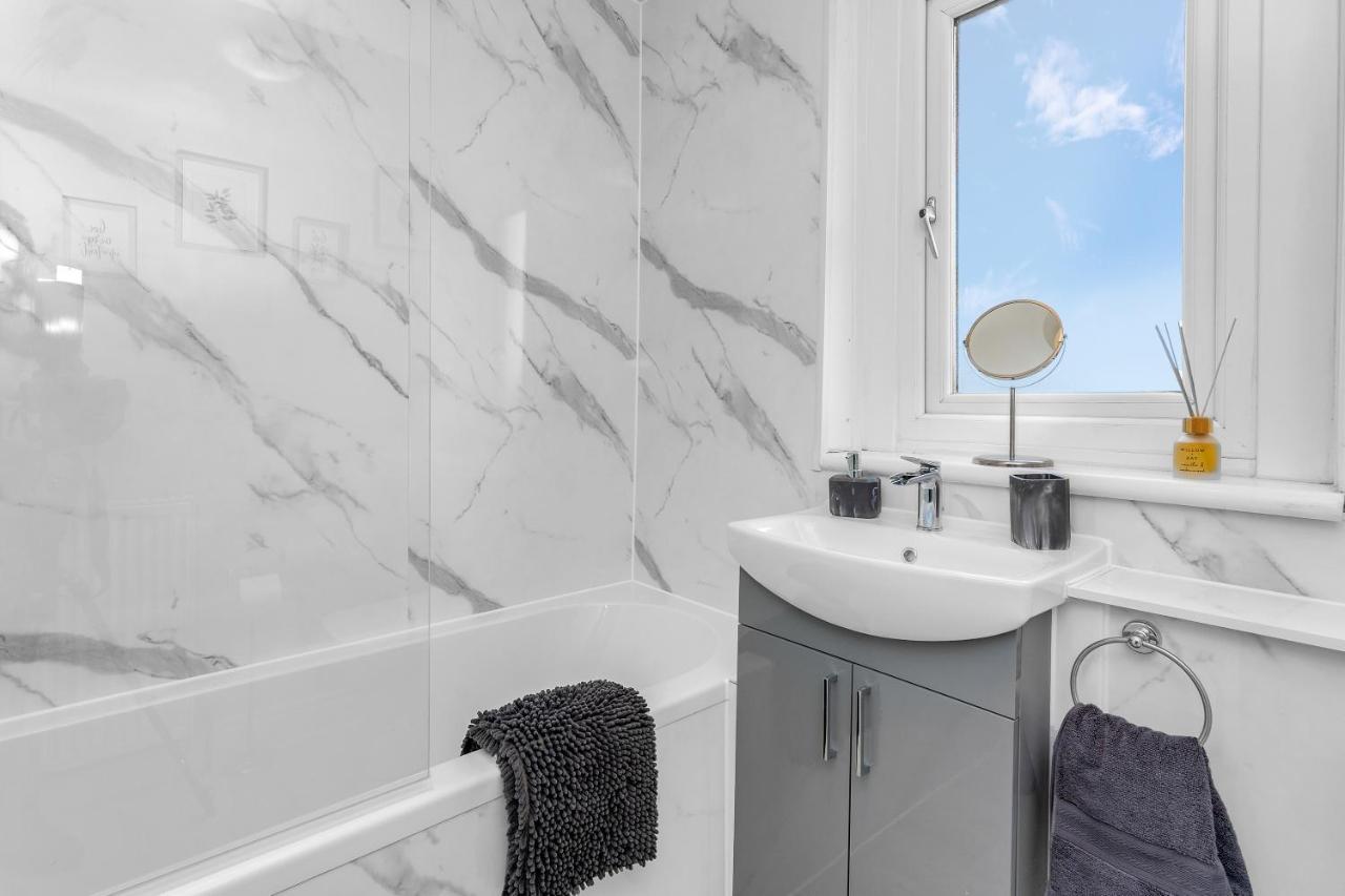 Modern & Spacious 2 Bedroom House - Free Parking - Front & Back Garden - Private Main Door Entrance Edimburgo Esterno foto