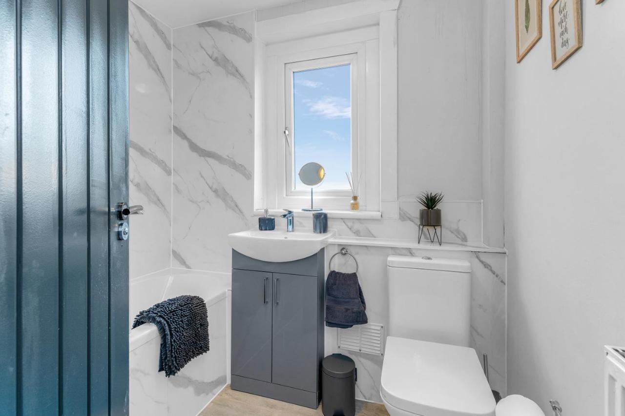 Modern & Spacious 2 Bedroom House - Free Parking - Front & Back Garden - Private Main Door Entrance Edimburgo Esterno foto