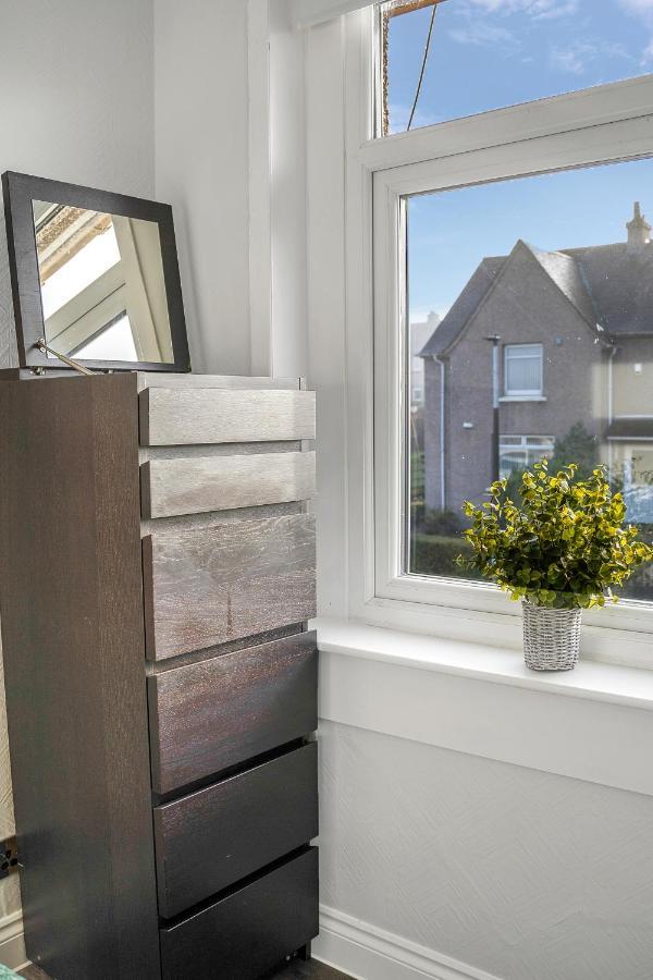 Modern & Spacious 2 Bedroom House - Free Parking - Front & Back Garden - Private Main Door Entrance Edimburgo Esterno foto