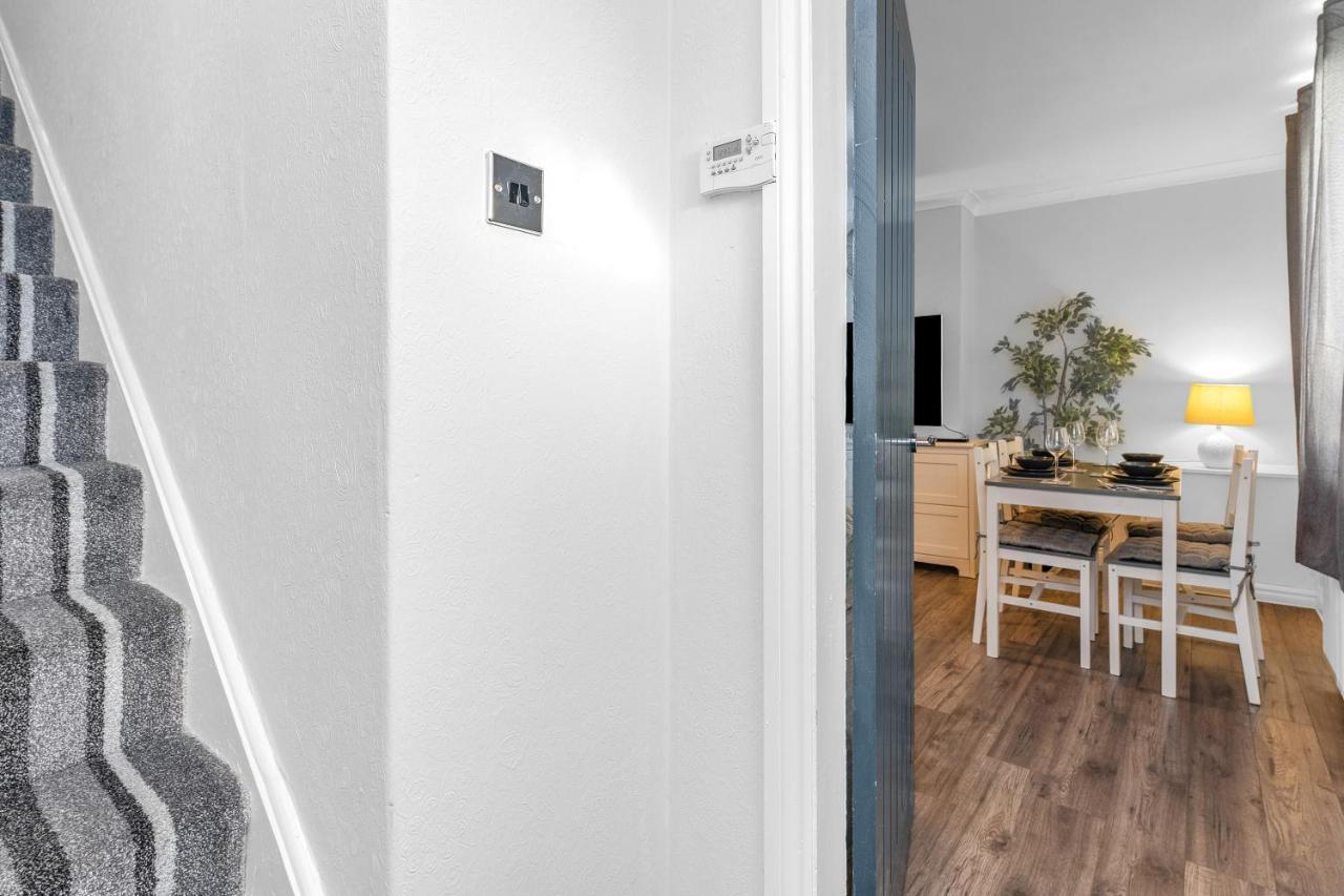 Modern & Spacious 2 Bedroom House - Free Parking - Front & Back Garden - Private Main Door Entrance Edimburgo Esterno foto