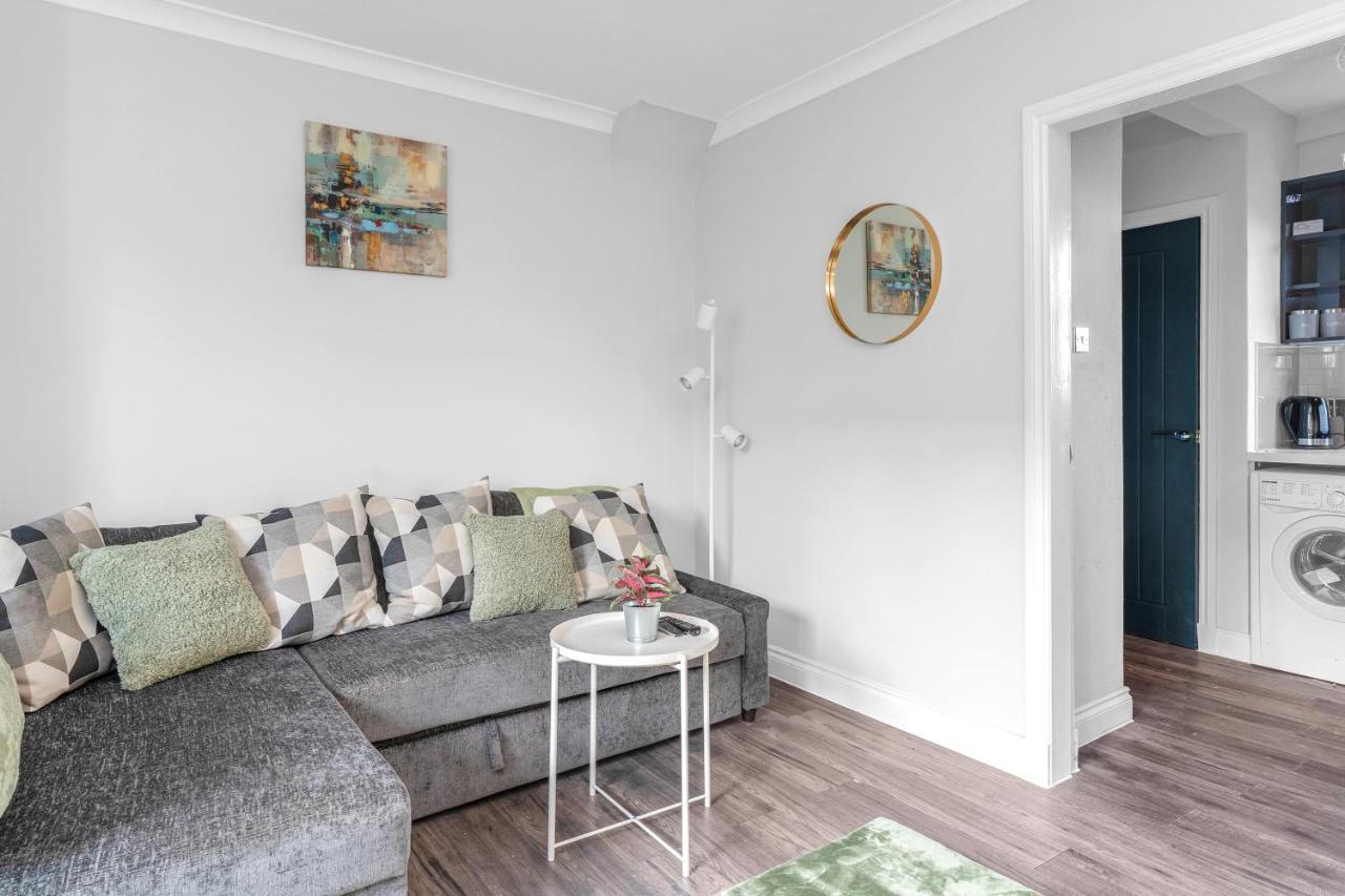 Modern & Spacious 2 Bedroom House - Free Parking - Front & Back Garden - Private Main Door Entrance Edimburgo Esterno foto