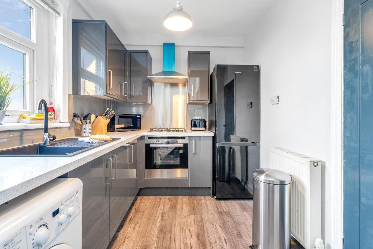 Modern & Spacious 2 Bedroom House - Free Parking - Front & Back Garden - Private Main Door Entrance Edimburgo Esterno foto
