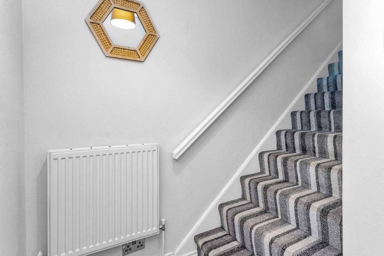 Modern & Spacious 2 Bedroom House - Free Parking - Front & Back Garden - Private Main Door Entrance Edimburgo Esterno foto