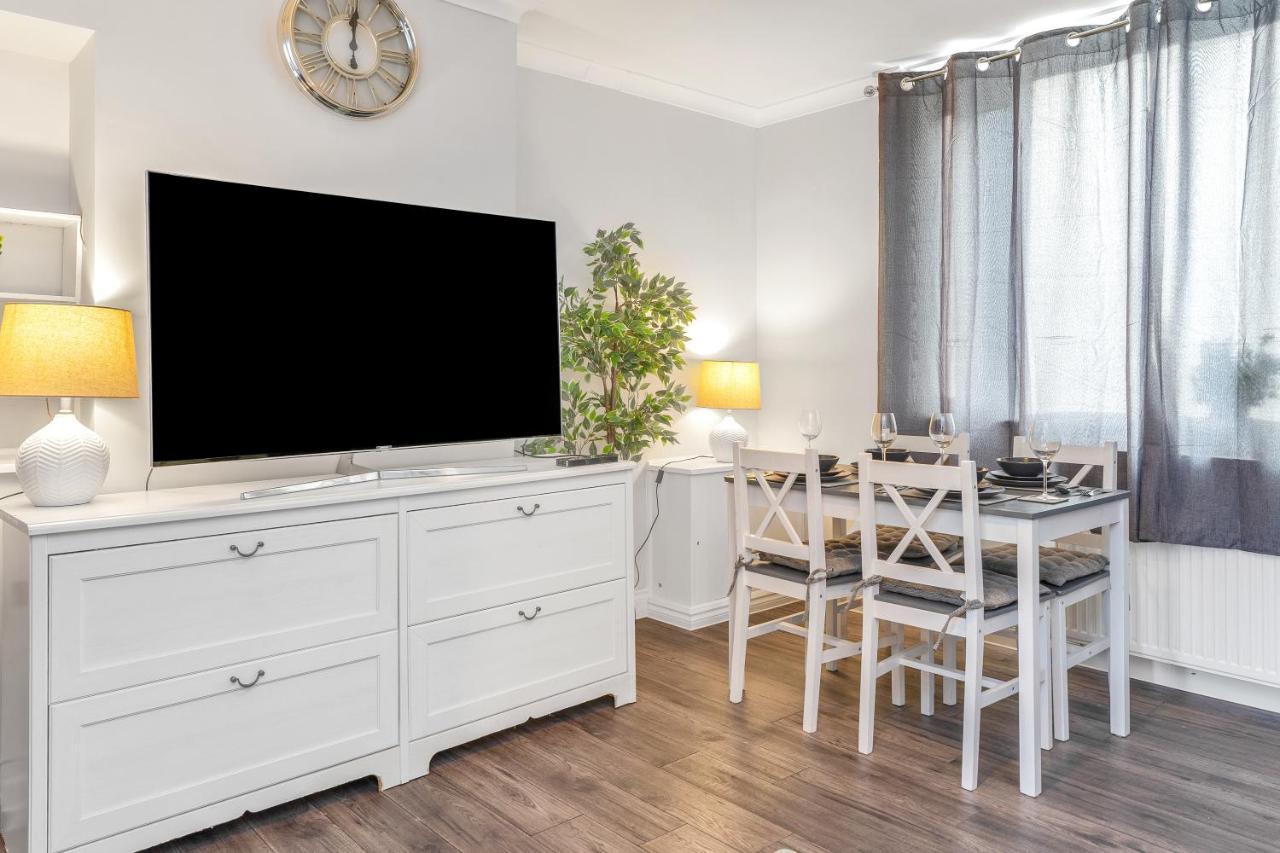 Modern & Spacious 2 Bedroom House - Free Parking - Front & Back Garden - Private Main Door Entrance Edimburgo Esterno foto