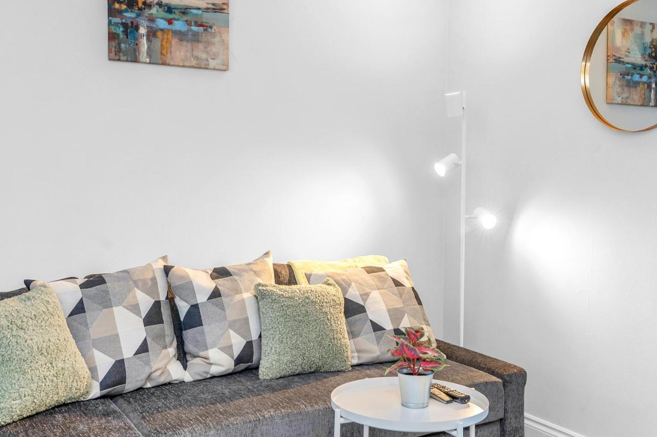 Modern & Spacious 2 Bedroom House - Free Parking - Front & Back Garden - Private Main Door Entrance Edimburgo Esterno foto