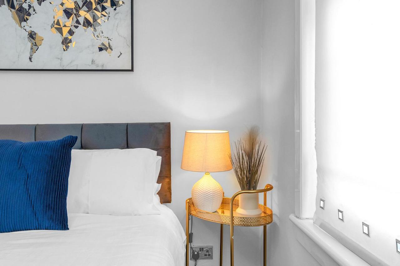 Modern & Spacious 2 Bedroom House - Free Parking - Front & Back Garden - Private Main Door Entrance Edimburgo Esterno foto