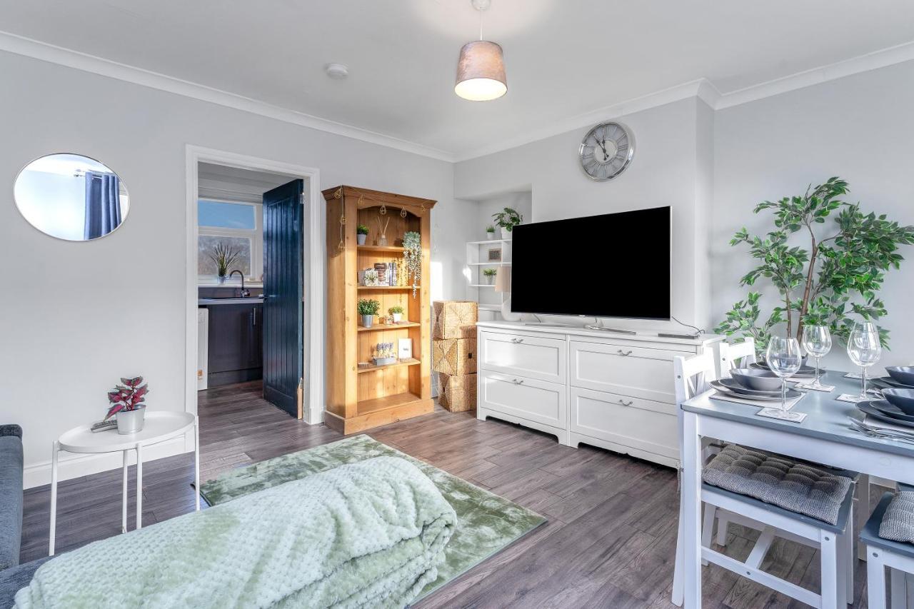 Modern & Spacious 2 Bedroom House - Free Parking - Front & Back Garden - Private Main Door Entrance Edimburgo Esterno foto