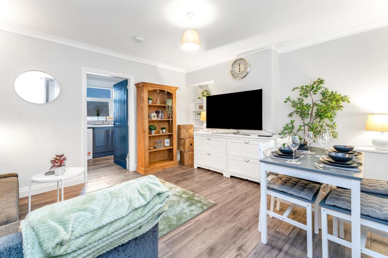 Modern & Spacious 2 Bedroom House - Free Parking - Front & Back Garden - Private Main Door Entrance Edimburgo Esterno foto
