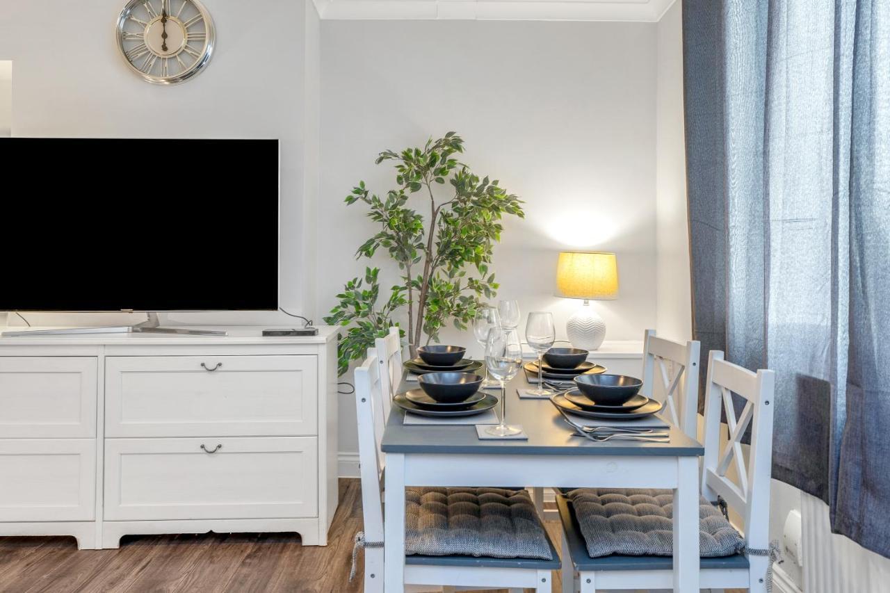 Modern & Spacious 2 Bedroom House - Free Parking - Front & Back Garden - Private Main Door Entrance Edimburgo Esterno foto