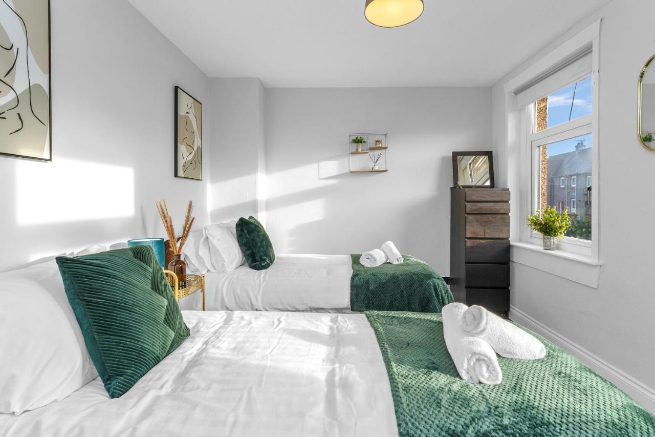 Modern & Spacious 2 Bedroom House - Free Parking - Front & Back Garden - Private Main Door Entrance Edimburgo Esterno foto
