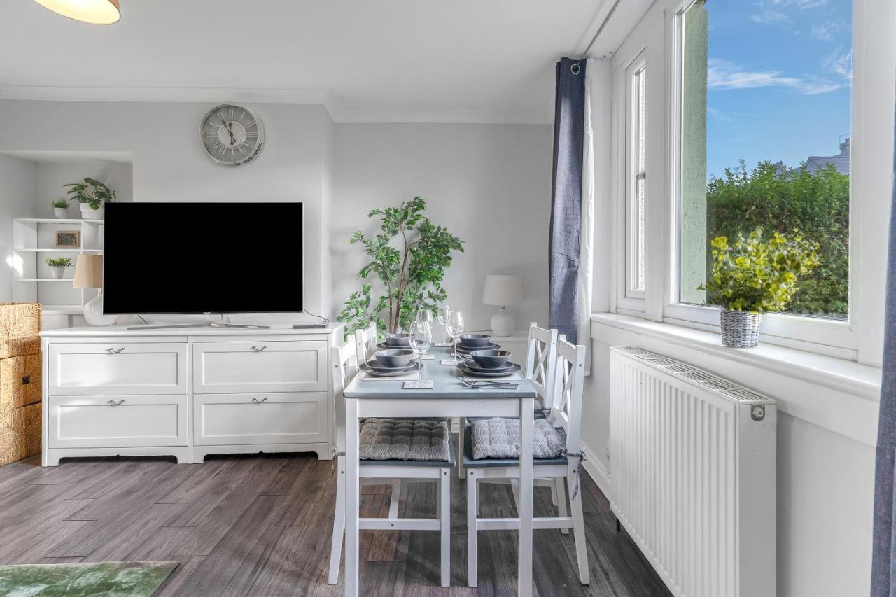 Modern & Spacious 2 Bedroom House - Free Parking - Front & Back Garden - Private Main Door Entrance Edimburgo Esterno foto