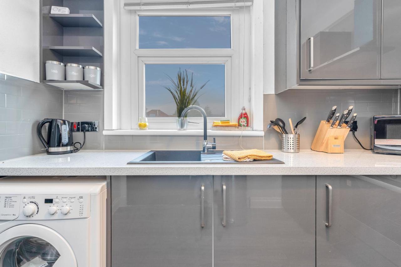 Modern & Spacious 2 Bedroom House - Free Parking - Front & Back Garden - Private Main Door Entrance Edimburgo Esterno foto