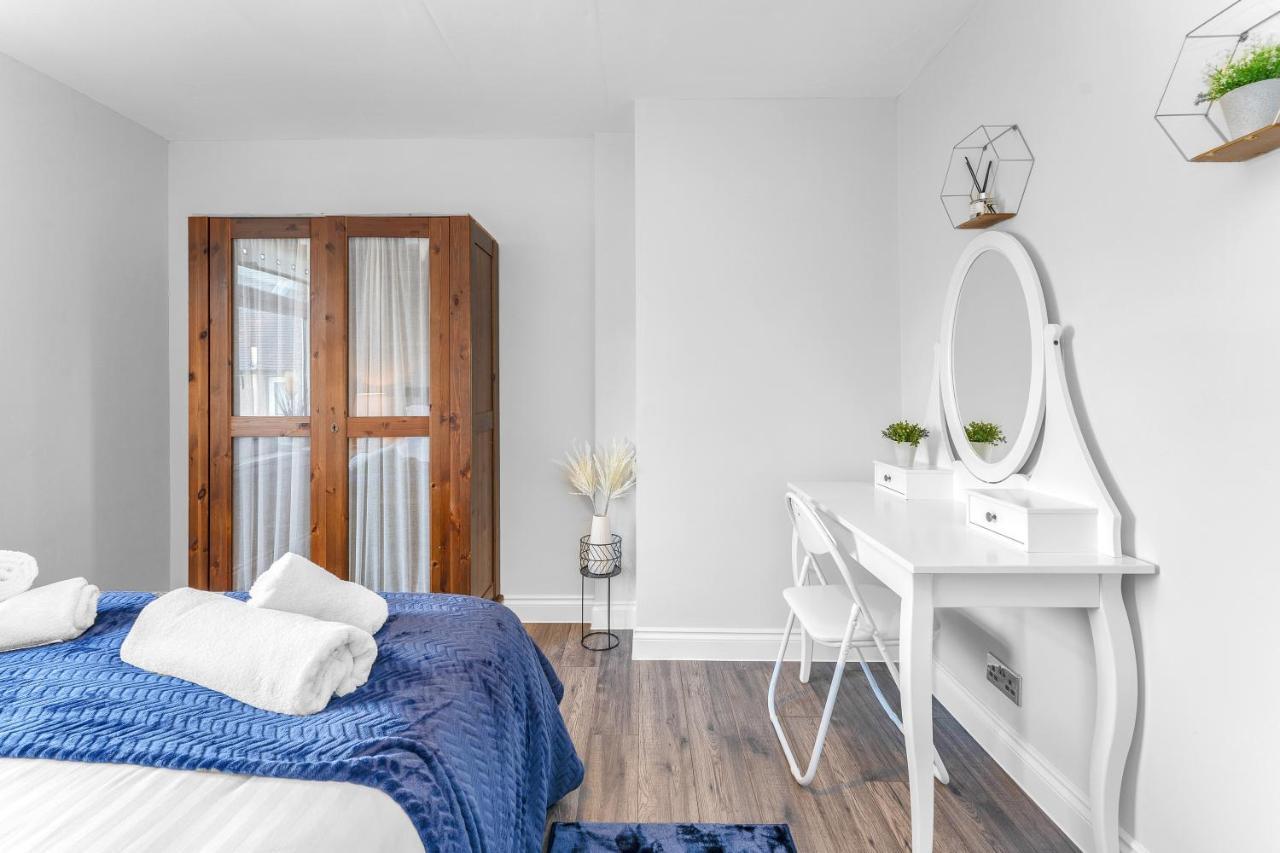 Modern & Spacious 2 Bedroom House - Free Parking - Front & Back Garden - Private Main Door Entrance Edimburgo Esterno foto