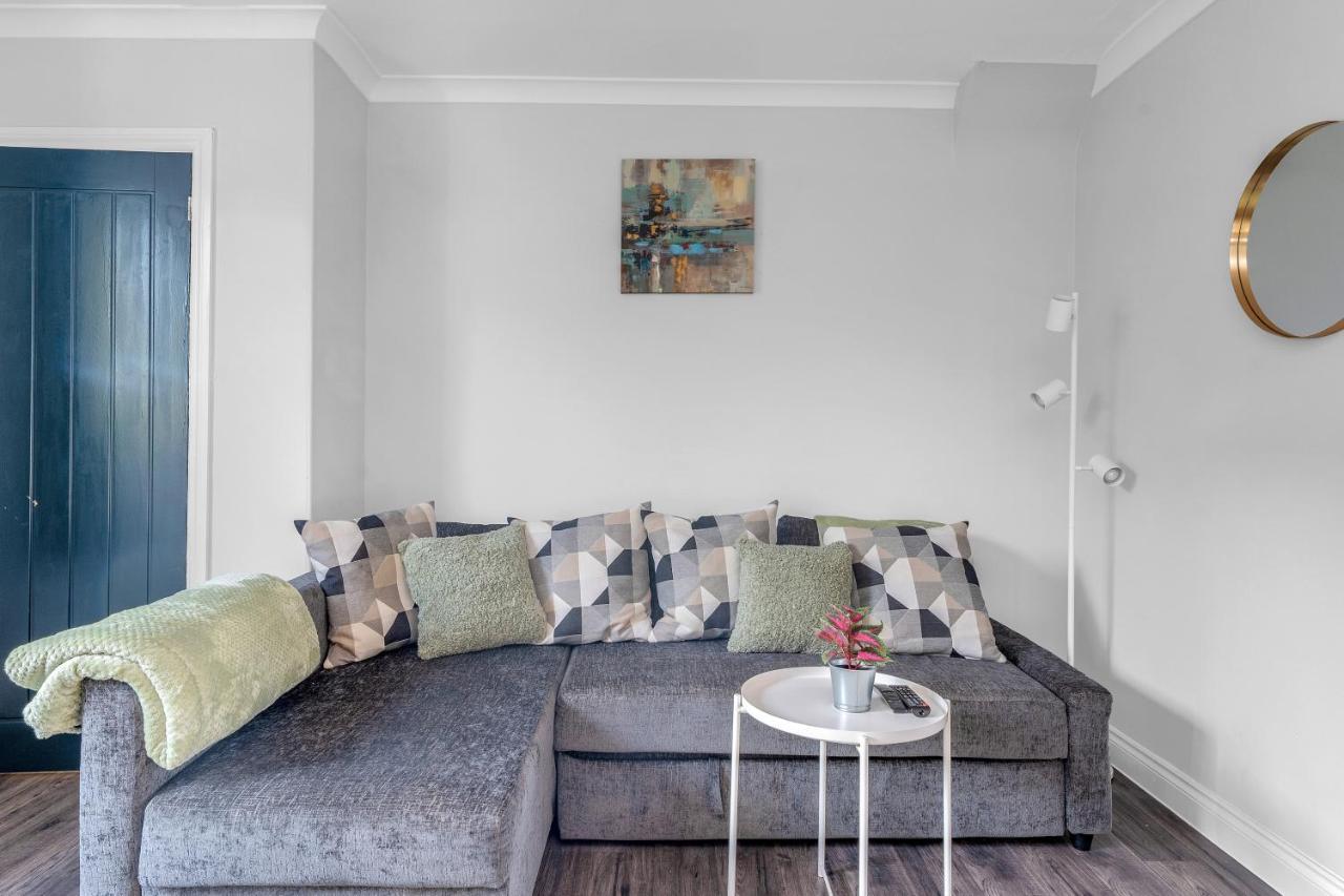 Modern & Spacious 2 Bedroom House - Free Parking - Front & Back Garden - Private Main Door Entrance Edimburgo Esterno foto