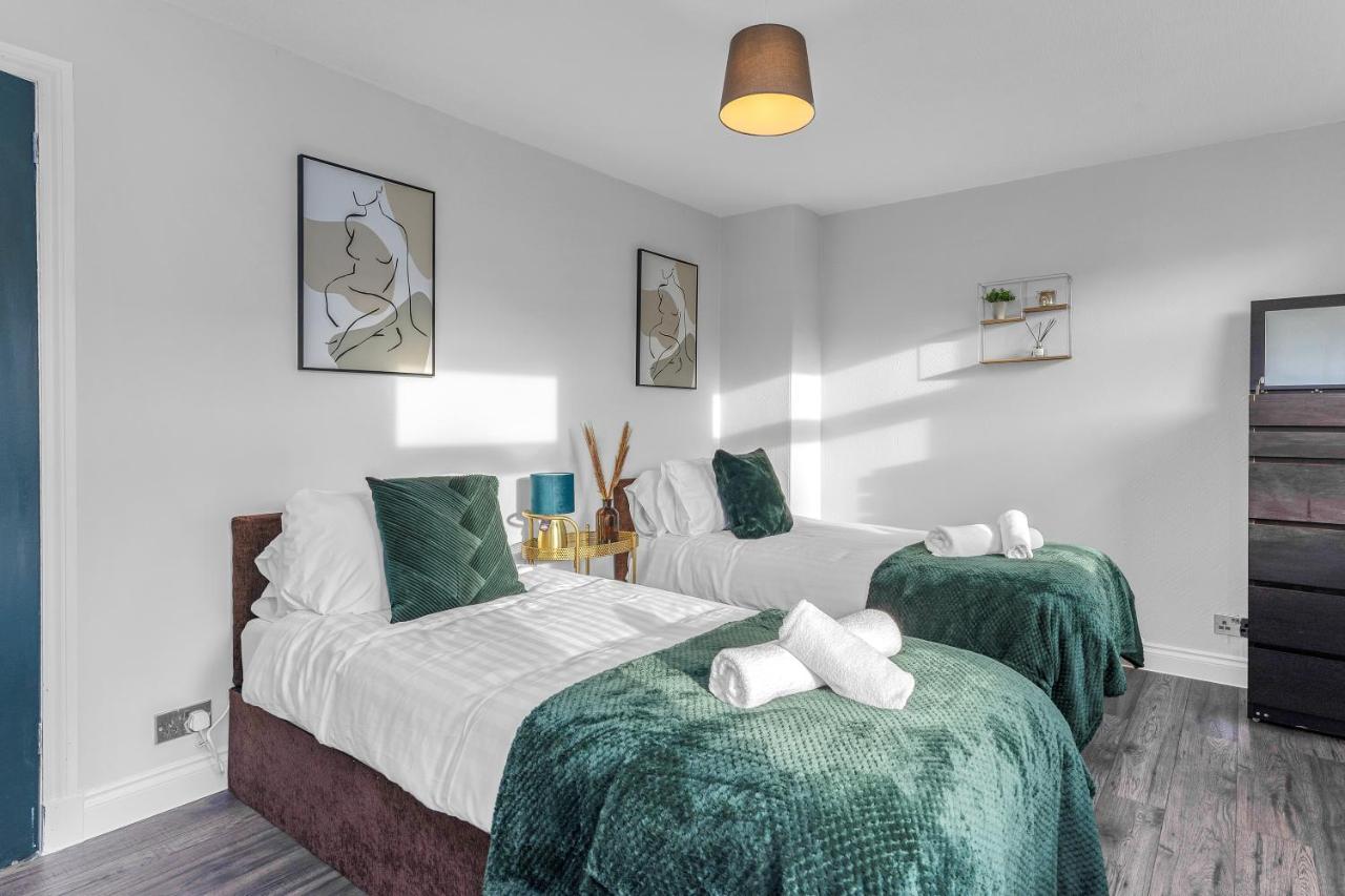 Modern & Spacious 2 Bedroom House - Free Parking - Front & Back Garden - Private Main Door Entrance Edimburgo Esterno foto