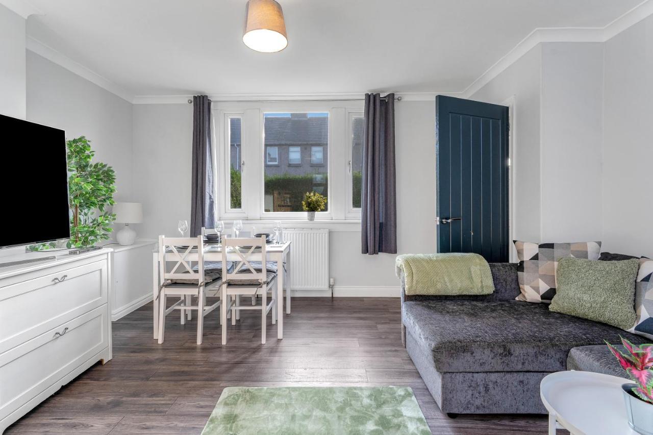 Modern & Spacious 2 Bedroom House - Free Parking - Front & Back Garden - Private Main Door Entrance Edimburgo Esterno foto